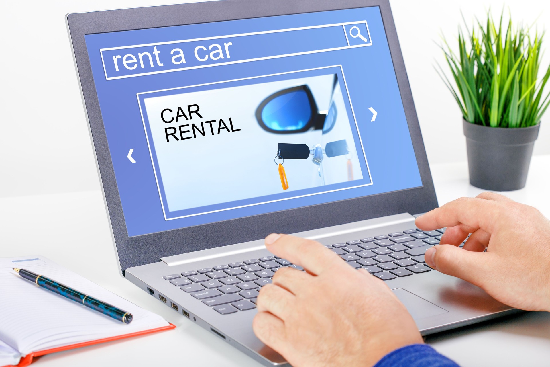 Uomo che usa un computer con concetto di noleggio auto sullo schermo.